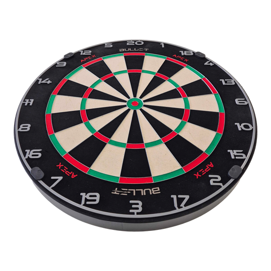 Ocelový terč Bullet Apex Bullet Apex Steeldartboard hängt an der Wand. Es ist eine Zielscheibe für Steeldarts.