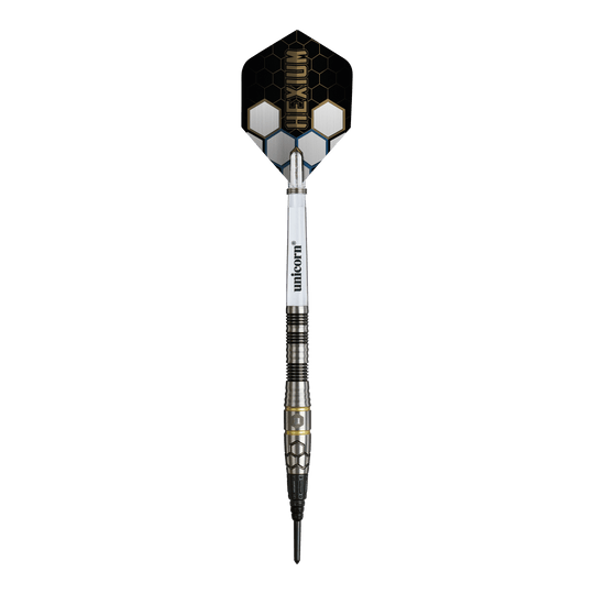 Das Bild zeigt die Unicorn Hexium Style 01 Black & Gold Softdarts mit einem Gewicht von 22 Gramm. Die Darts zeichnen sich durch ihr schwarzes und goldenes Aussehen aus.