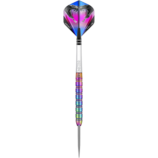 RD1478-RedDragon-Peter-Wright-Snakebite-1-Rainbow-Steeldarts-1CJcNwcgyDrfJ1 Auf dem Bild ist ein bunter Steeldart namens „Red Dragon Peter Wright Snakebite 1 Rainbow“ zu sehen. Der Dart hat Regenbogenfarben am Schaft und ein Flight-Design mit Schlangenmotiven.