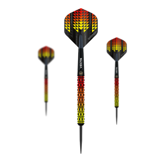 Dardos de acero paralelos de llamas de tormenta de fuego Winmau Das Bild zeigt drei Winmau Firestorm Flame Parallel Steeldarts mit auffälligem Flammen-Design in Gelb, Orange und Rot. Die Flights sind schwarz mit geometrischem Muster, während die Schäfte passend farbig gestaltet sind.