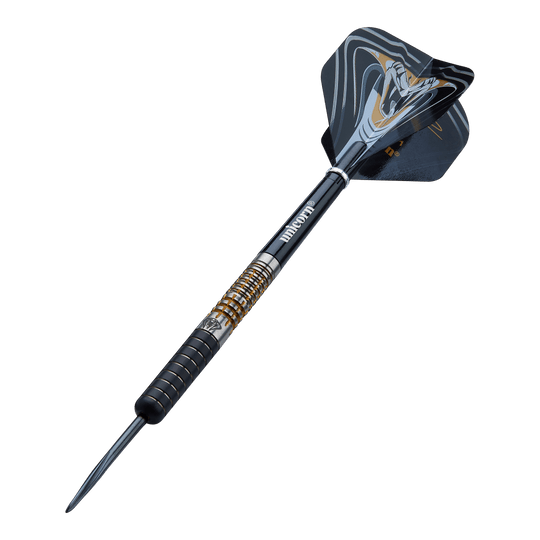 Das Bild zeigt einen Unicorn Maestro Jeffrey De Zwaan Phase 3 Steeldart. Der Dart hat ein schwarzes und silbernes Design mit goldenen Akzenten und einer auffälligen Flights-Grafik.