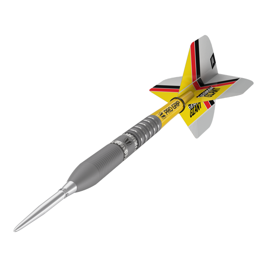 Target Gabriel Clemens GEN2 Swiss Point Steeldarts Das Bild zeigt einen modernen Steeldartpfeil mit silberner Spitze und einem gelb-schwarzen Schaft. Die Flights sind mit roten, schwarzen und gelben Streifen verziert und tragen die Aufschrift "GERMAN GIANT".