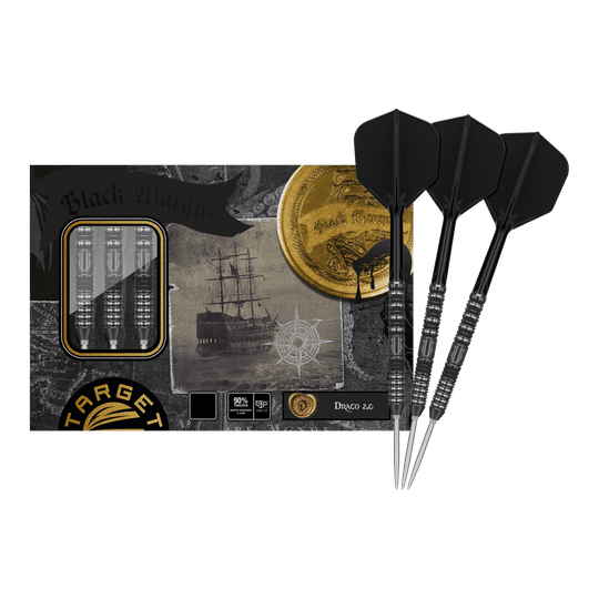 Dardos de acero Target Japan Black Marque Draco GEN2 Das Bild zeigt die Target Japan Black Marque Draco GEN2 Steeldarts mit einer stilvollen Verpackung im Piraten-Design. Drei schwarze Steeldarts sind neben der Verpackung abgebildet.