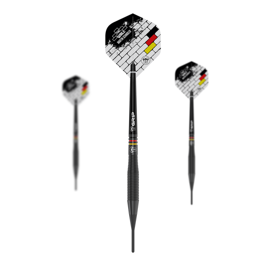 Šipky Bulls Martin Schindler The Wall černé mosazné - 18g Auf dem Bild sind drei Softdarts des Modells „Bulls Martin Schindler The Wall Black Brass“ mit 18g zu sehen. Die Flights zeigen ein Ziegelmuster und die Farben der deutschen Flagge.
