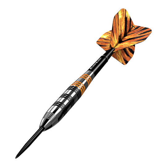 Fléchettes en acier laiton Mission Javan - 22 g Das Bild zeigt einen Mission Javan Brass Steeldart mit einem Gewicht von 22 Gramm. Der Dart hat ein schwarz-silbernes Design mit orangefarbenen Akzenten und auffällig gemusterten Flights.