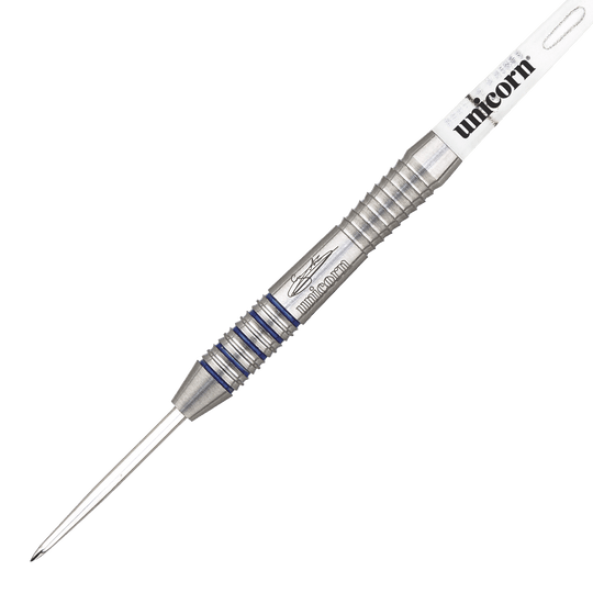 8775_Unicorn_Silver_Star_Var2_Gary_Anderson_Steeldarts_2 Das Bild zeigt einen Unicorn Silver Star Var.2 Gary Anderson Steeldart. Der Dart besteht aus silbernem Metall mit blauen Akzenten und trägt die Aufschrift "unicorn".