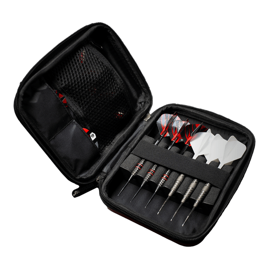 Portafoglio per freccette Winmau Armor G2 Das Bild zeigt ein geöffnetes Dart-Etui mit mehreren Darts und Ersatzflights. Die Darts und Zubehörteile sind ordentlich in dem schwarzen Etui einsortiert.