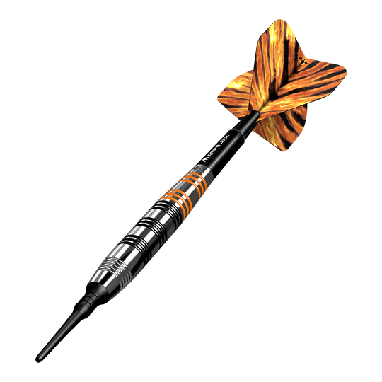 Šipky Mission Javan Brass Soft - 18g Das Bild zeigt einen Softdart namens "Mission Javan Brass Softdarts - 18g". Der Dartpfeil hat ein gestreiftes Design in Schwarz, Silber und Orange mit einer auffälligen, gemusterten Flugfeder.