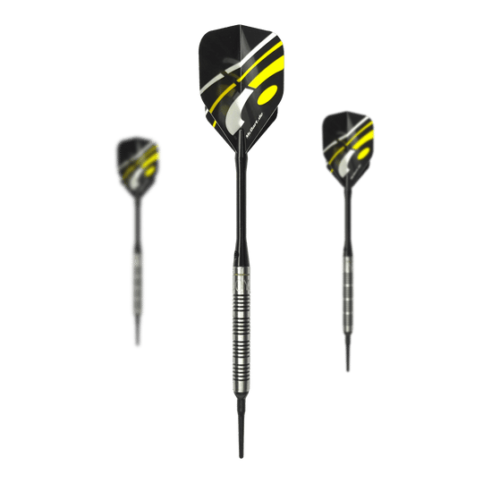 Dardos blandos McDart 85 Tungsteno V17 - 16,5 g Auf dem Bild sind drei Softdarts des Modells "McDart 85er Tungsten V17" mit einem Gewicht von 16,5g zu sehen. Die Darts haben schwarze Flights mit gelben und weißen Akzenten sowie silberne, gerillte Barrels.