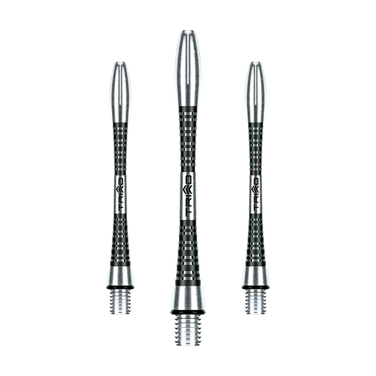 7013-201_Winmau_Triad_Aluminium_Shafts_Schwarz_46mm_1 Auf dem Bild sind drei silber-schwarze Aluminiumschäfte für Darts zu sehen. Sie sind länglich und besitzen ein geriffeltes Muster für besseren Halt.