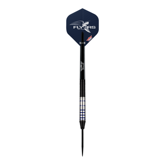 Dardos de acero Bulls NL Richard Veenstra 90 - 23 g Dies ist ein Steeldart aus der Serie "Bulls NL Richard Veenstra 90" mit einem Gewicht von 23 Gramm. Der Dart hat ein silbernes und schwarzes Design mit blauen Akzenten und einem Flight mit "Flyers"-Logo.