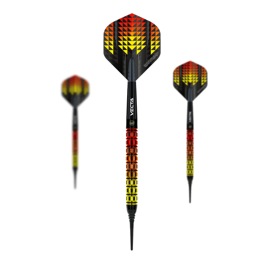 Fléchettes souples parallèles Winmau Firestorm Flame - 20 g Das Bild zeigt drei Winmau Firestorm Flame Parallel Softdarts mit einem Gewicht von 20g. Die Darts haben ein auffälliges Design in Gelb, Rot und Schwarz mit einem flammenähnlichen Muster.