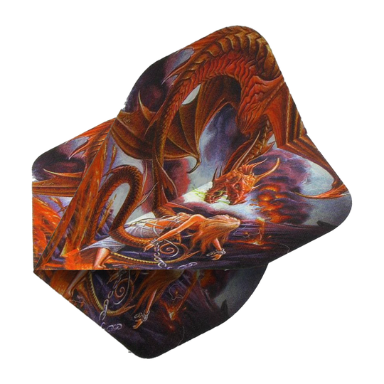 Forge d'Alchimie du Vésuve n°2 Vols Standard Das Bild zeigt die Alchemy Forge Of Vesuvius No2 Standard Flights mit einem auffälligen Drachenmotiv. Die Flights sind farbenfroh gestaltet und ideal für Dartpfeile geeignet.