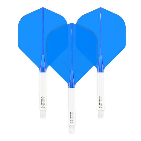 Das Bild zeigt drei blaue Dartflights mit weißen Schäften. Sie sind ordentlich nebeneinander angeordnet und heben sich deutlich vom schwarzen Hintergrund ab.