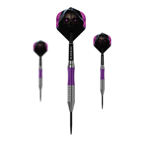 Šipky Mission Phantom Brass Steel - 22g Das Bild zeigt drei Steeldarts des Produkts „Mission Phantom Brass Steeldarts - 22g“. Die Darts haben silberne und lila Griffe sowie Flights mit Totenkopf-Motiv und dunklem Hintergrund.
