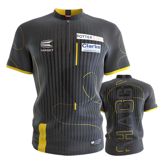 Target Coolplay Collarless Scott Williams Dartshirt Das Bild zeigt das Target Coolplay Collarless Scott Williams Dartshirt in Grau mit gelben Akzenten. Auf der Vorderseite sind Sponsorenlogos zu sehen und auf der Rückseite steht groß "SHAGGY".