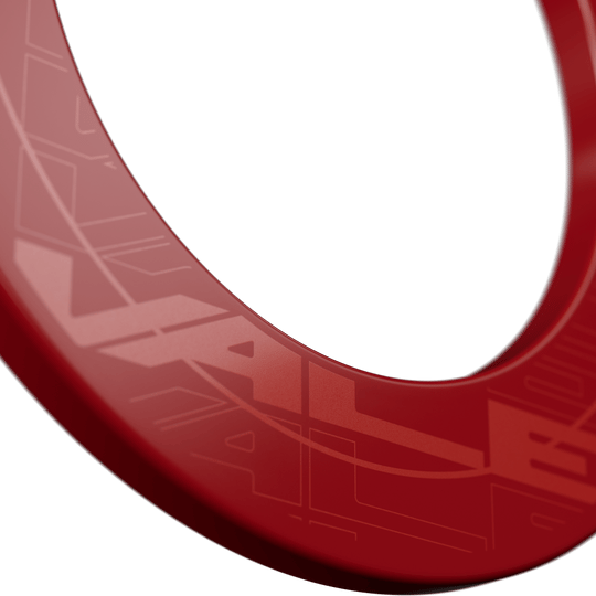 Marco para tablero de dardos Target VALE Das Bild zeigt einen roten Dartboard-Surround mit dem Schriftzug "VALE". Der Ring hat ein modernes, glänzendes Design und ist für den Schutz der Wand um das Dartboard gedacht.