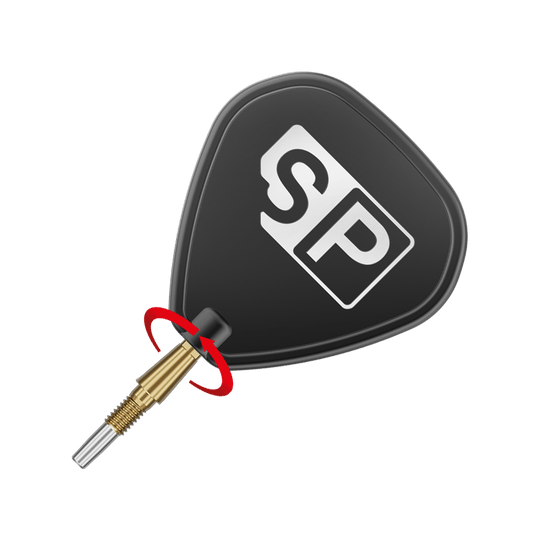 Stalowe groty do rzutek Target Swiss Point Storm Surge – złote Auf dem Bild ist eine goldene Dartspitze mit einem schwarzen Flight zu sehen, auf dem die Buchstaben "SP" abgebildet sind. Um die Spitze ist ein roter Pfeil, der eine Drehbewegung anzeigt.