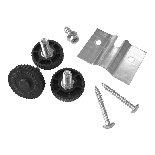 Nástěnný držák Winmau Rota-Lock Blade 6 Das Bild zeigt den Winmau Rota-Lock Blade 6 Wandhalterungssatz mit Schrauben, Metallhalterung und schwarzen Befestigungsrädern. Dieses Set wird zur sicheren Wandbefestigung eines Dartboards verwendet.