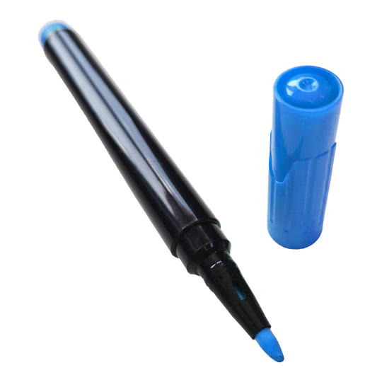 Segnaposto Auf dem Bild ist ein blauer Boardmarker mit abgenommener Kappe zu sehen. Die Spitze des Markers ist ebenfalls blau.