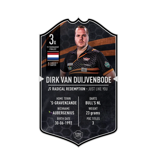 Karta Ultimate Darts – Dirk Van Duijvenbode Die Abbildung zeigt eine Ultimate Darts Card von Dirk Van Duijvenbode. Auf der Karte stehen Informationen wie sein Spitzname "Aubergenius", seine Heimatstadt ’s-Gravenzande und sein Geburtsdatum, 30.06.1992.
