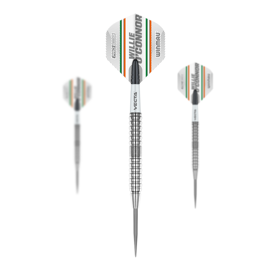Šipky Winmau Willie O'Connor ocelové - 23g Das Bild zeigt drei Steeldarts des Modells "Winmau Willie O'Connor" mit 23g Gewicht. Die Flights sind mit dem Namen "Willie O'Connor" sowie farbigen Streifen versehen.