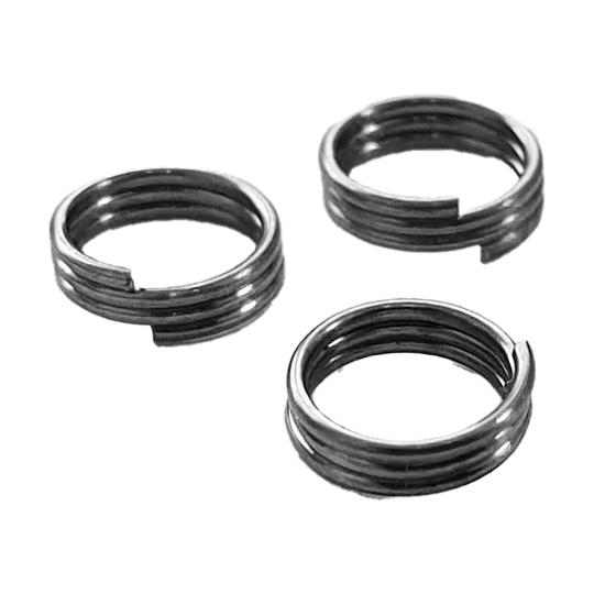 McDart Shaftringe - 5 Sets Das Bild zeigt drei silberne Schaftringe aus Metall. Diese gehören zum Produkt "McDart Shaftringe - 5 Sets" und werden als Zubehörringe für Dartpfeile verwendet.