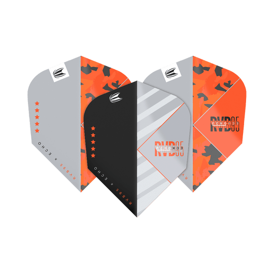 TG86_336730_Target_ProUltra_RvB95_X_Echo_Ten-X_Flights_1GXptZNRZvW420 Das Bild zeigt drei Dartflights des Produkts "Target Pro Ultra RvB95 X Echo Ten-X Flights" in verschiedenen Designs. Die Flights sind in den Farben Schwarz, Grau und Orange gestaltet und tragen jeweils das RvB95-Logo.