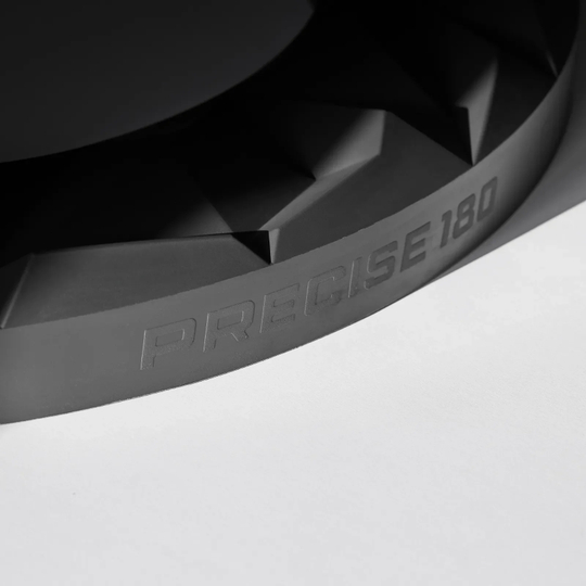 Tablero de dardos 3D Precise 180 Surround Subterra - Grafito Das Bild zeigt das Produkt Precise 180 3D Dartboard Surround Subterra - Graphite. Es ist eine moderne Dartboard-Umrandung in der Farbe Graphit.