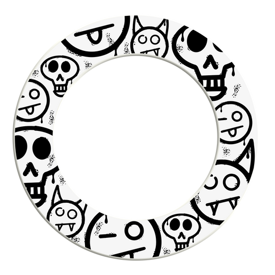 Dieses Bild zeigt ein weiteres weißes Dartboard-Surround mit Graffiti-Smilies. Die zugehörige Datei heißt 'MSF-A4_McDart_Graffiti_Smilies_Dartboard_Surround_Wei_2'.