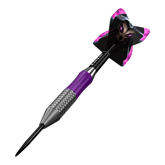Šipky Mission Phantom Brass Steel - 22g Dies ist ein Mission Phantom Brass Steeldart mit einem Gewicht von 22 Gramm. Der Dart hat ein metallisches Griffstück mit lila Akzenten und einen auffälligen Flight mit einem schwarzen und lila Design.
