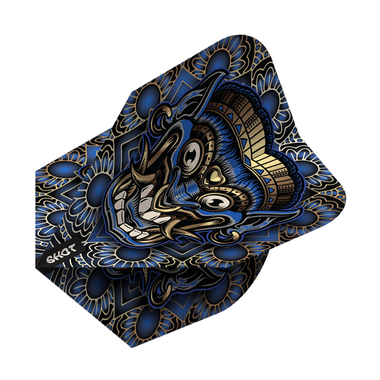 Vuelos de Java No6 con arma tribal de Shot Das Bild zeigt ein Dartflight mit einem auffälligen Tribal-Design in Blau, Gold und Schwarz. In der Mitte ist ein stilisierter, maskenartiger Kopf mit vielen Details zu sehen.
