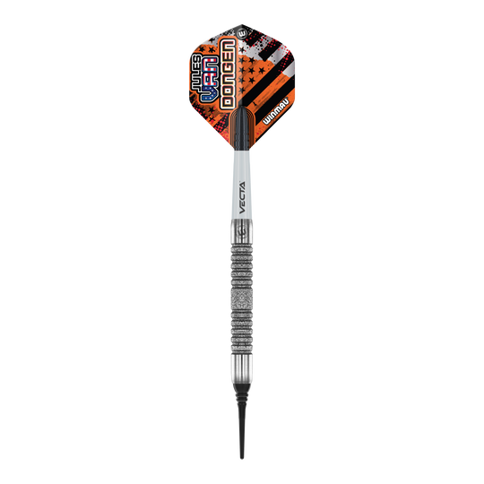 Dardos blandos Winmau Jules Van Dongen - 20g Das Bild zeigt einen Winmau Jules Van Dongen Softdart mit einem Gewicht von 20 Gramm. Der Dartpfeil hat ein auffälliges Flight-Design in Orange, Schwarz und Weiß mit dem Namen des Spielers darauf.