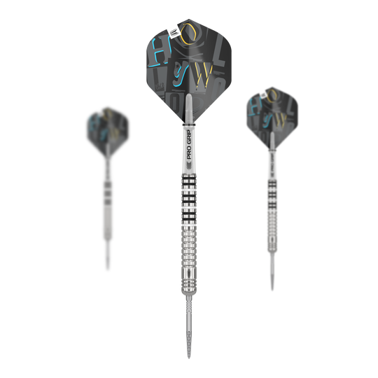 Target Chris Dobey GEN1 Swiss Point Steeldarts Das Bild zeigt drei Steeldarts des Modells "Target Chris Dobey GEN1 Swiss Point". Die Darts haben silberne, gerillte Barrels und schwarze Flights mit bunten Buchstaben.