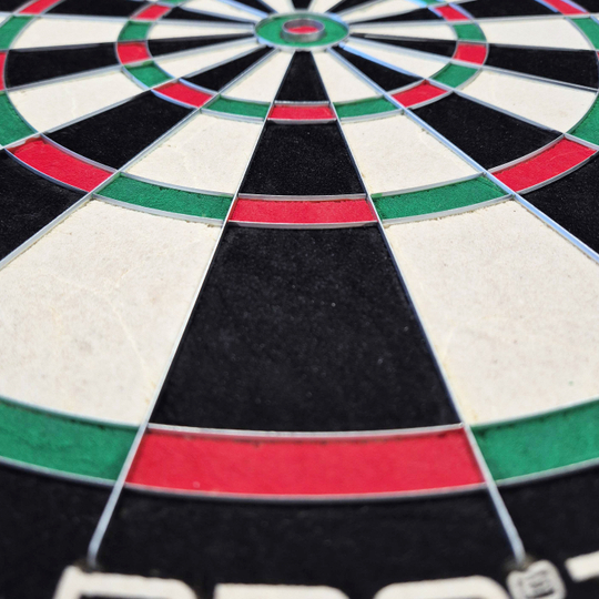 Ocelový terč Harrows Quadro 240 Harrows Quadro 240 Steeldartboard wird aus einer anderen Perspektive gezeigt. Das Rundsegment ist gut zu erkennen.