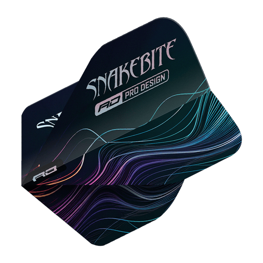 Standardní letky Red Dragon Hardcore Peter Wright Multi No2 Auf dem Bild sind Dartflights des Modells "Red Dragon Hardcore Peter Wright Multi No2 Standard Flights" zu sehen. Sie sind dunkel gestaltet und tragen die Aufschrift "Snakebite" mit farbigen Linien im Hintergrund.