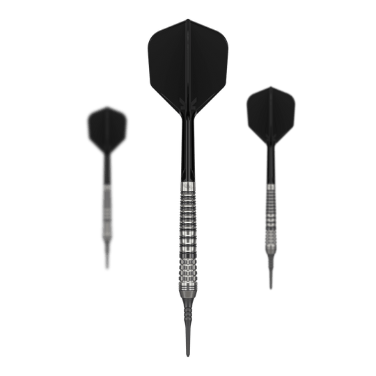 Dardos blandos Target Japan Black Marque Renegade 4 - 19 g Das Bild zeigt drei schwarze Softdarts mit silbernem Griff. Es handelt sich um das Produkt "Target Japan Black Marque Renegade 4 Softdarts - 19g".