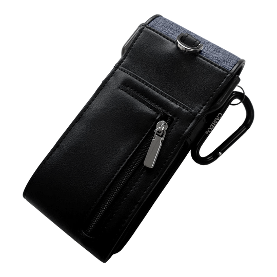 Custodia per freccette Cameo Thread Dies ist ein schwarzes Etui mit einem Reißverschlussfach auf der Vorderseite. Oben hat es einen blauen Stoffabschnitt und einen Metallclip zur Befestigung.
