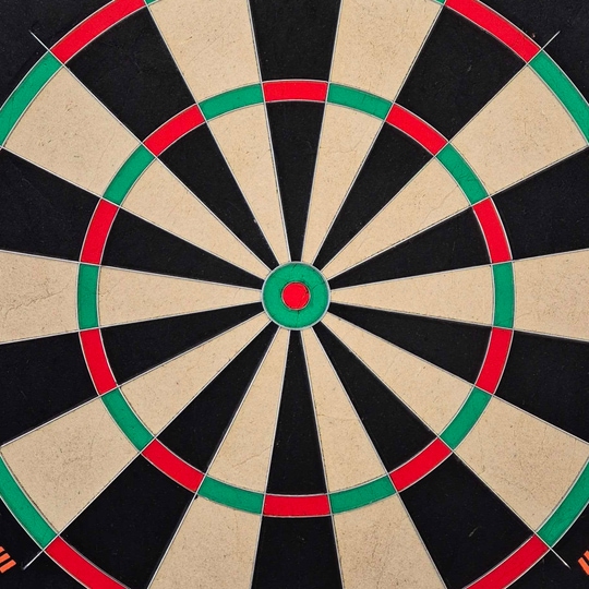 Bersaglio per freccette in acciaio GOAT Proscore PWR Das Bild zeigt das Produkt GOAT Proscore PWR Steeldartboard. Es handelt sich um ein hochwertiges Steeldartboard für Dartspieler.