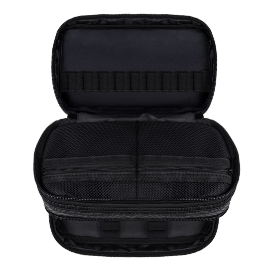 Zu sehen ist das Bulls NL Carbon Wallet. Es eignet sich ideal zum Transport und zur Aufbewahrung von Dartzubehör.