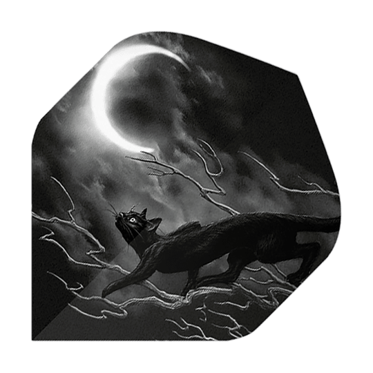 Alchemy Minnaloushe No2 Standard Flights Das Bild zeigt einen schwarzen Kater, der auf knorrigen Ästen unter einem leuchtenden Halbmond läuft. Der Hintergrund ist dunkel und geheimnisvoll, was dem Motiv eine mystische Stimmung verleiht.
