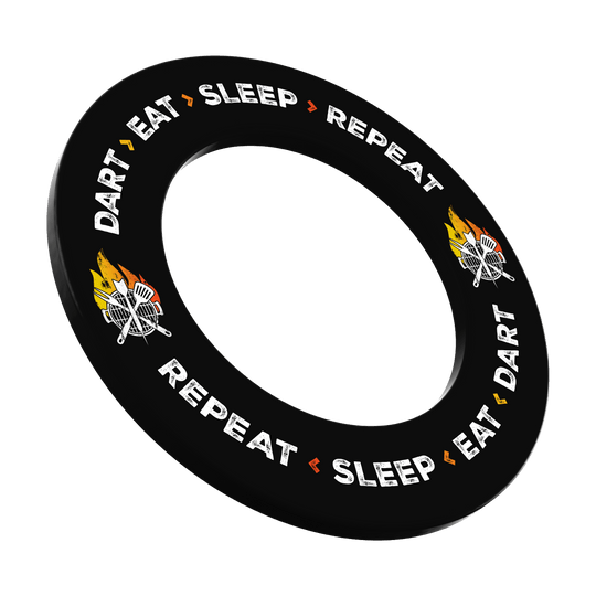 McDart Dartboard Surround - Dart Eat Sleep Repeat Dieses Bild zeigt MSF-I1_McDart_Dartboard_Surround_Dart_Eat_Sleep_Repeat_Schwarz_1. Es stellt die Form und Gestaltung des Produkts dar.