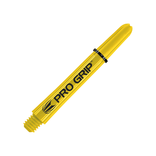 Target Pro Grip Shafts - 3 set - Giallo Das Bild zeigt einen gelben Dart-Schaft mit der Aufschrift "PRO GRIP". Der Schaft liegt schräg vor einem gelben, gestreiften Hintergrund.