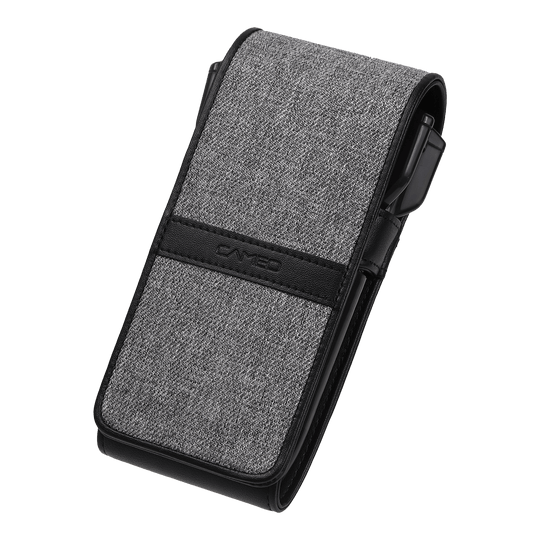Cameo Thread Dartcase Das Bild zeigt ein elegantes Dartetui in Grau mit schwarzen Akzenten. Das Etui hat eine strukturierte Oberfläche und trägt den Schriftzug "CAMEO" auf der Vorderseite.