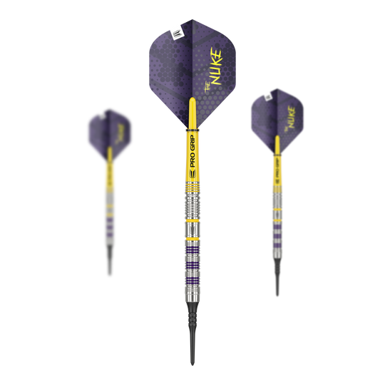 Target Luke Littler Loadout Softdarts - 19g Das Bild zeigt drei Softdarts des Modells „Target Luke Littler Loadout“ mit einem Gewicht von 19 Gramm. Die Darts haben gelbe Schäfte, silberne und lilafarbene Ringe sowie Flights mit der Aufschrift „The Nuke“.