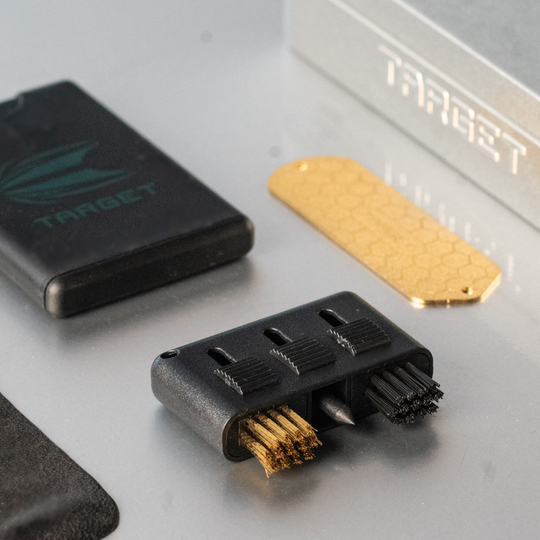 Sada pro servis šipek Target Zu sehen ist das Target Dart Servicing Kit. Es wird verwendet, um Dartpfeile zu warten und zu reparieren.