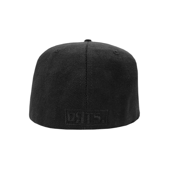 DTRS_CBK_Sport1_DRTS-_Kollektion_Cap_schwarz_3 Die Abbildung zeigt eine schwarze Cap aus der SPORT1 DRTS. Kollektion. Auf der Rückseite ist dezent das Logo "DRTS." eingestickt.