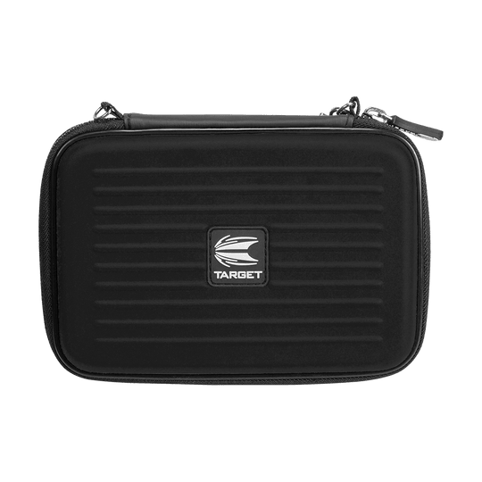 125828_Target_Takoma_XL_Dartwallet_Schwarz_1 Das Bild zeigt ein schwarzes Dart-Etui mit dem Namen "Target Takoma XL Dartwallet". Auf der Vorderseite befindet sich ein Logo mit der Aufschrift "TARGET".