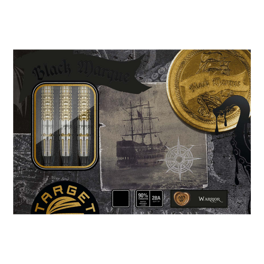 Dardos blandos Target Japan Black Marque Warrior - 18,5 g Das Bild zeigt die Verpackung der "Target Japan Black Marque Warrior Softdarts - 18,5g". Auf der Schachtel sind die Darts, ein Segelschiff und eine goldene Münze abgebildet.