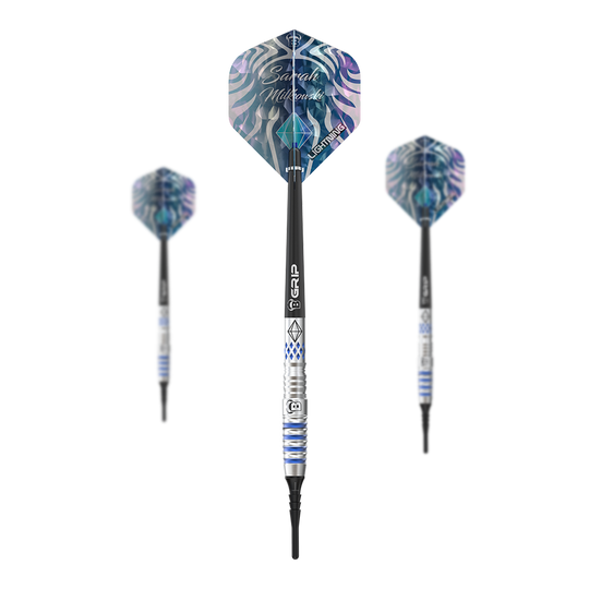 Bulls Sarah Milkowski Freccette morbide - 20 g Das Bild zeigt drei Softdarts des Modells "Bulls Sarah Milkowski Softdarts - 20g". Die Darts haben ein silber-blaues Design und einen auffälligen Flight mit dem Namen "Sarah Milkowski".